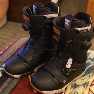 Snowboard boots
